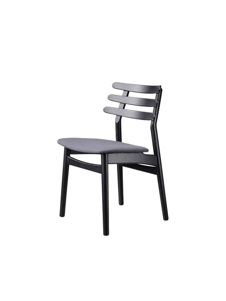 J48 Stol fra FDB Møbler - Sortlakeret eg / Tekstil - Anthracite grå - Jacobsen Plus