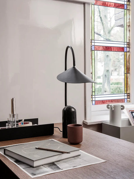 Arum bordlampe fra Ferm Living - Sort - Jacobsen Plus