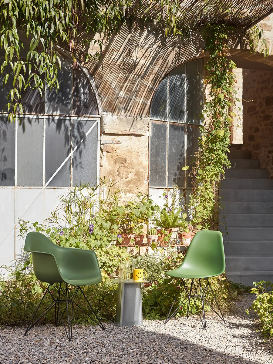 Eames Plastic Armchair DAR, sort pulverlakering fra Vitra