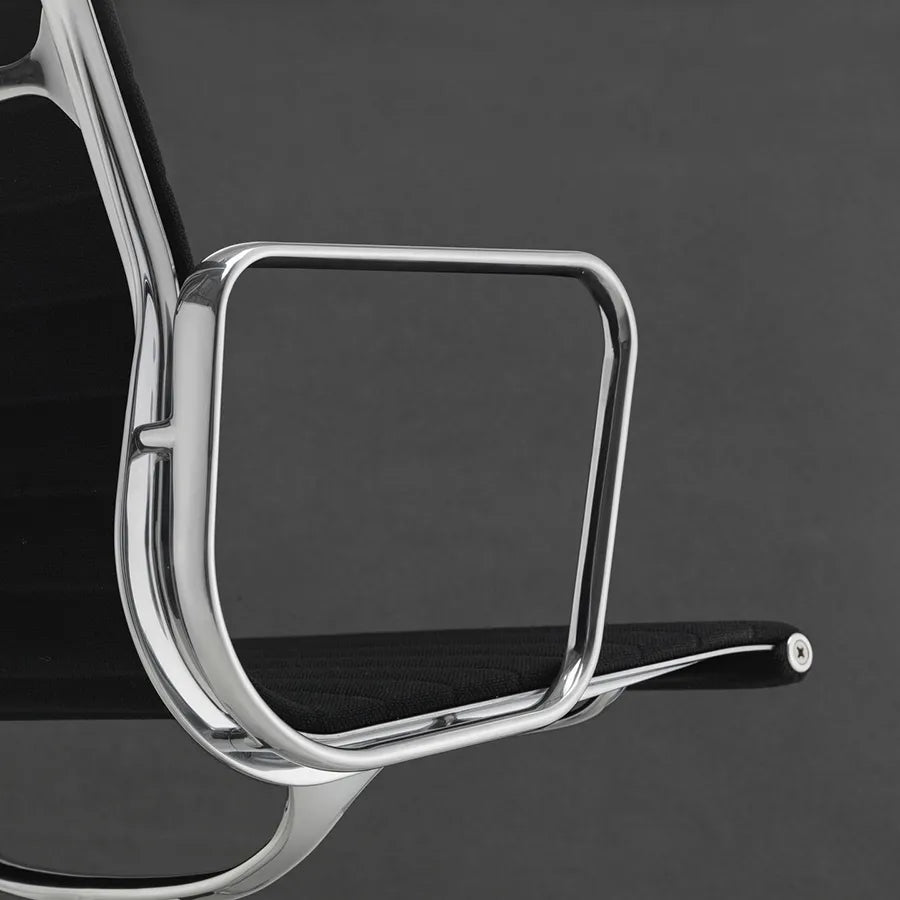 Aluminium Chair EA 117 Kontorstol, sort læder fra Vitra