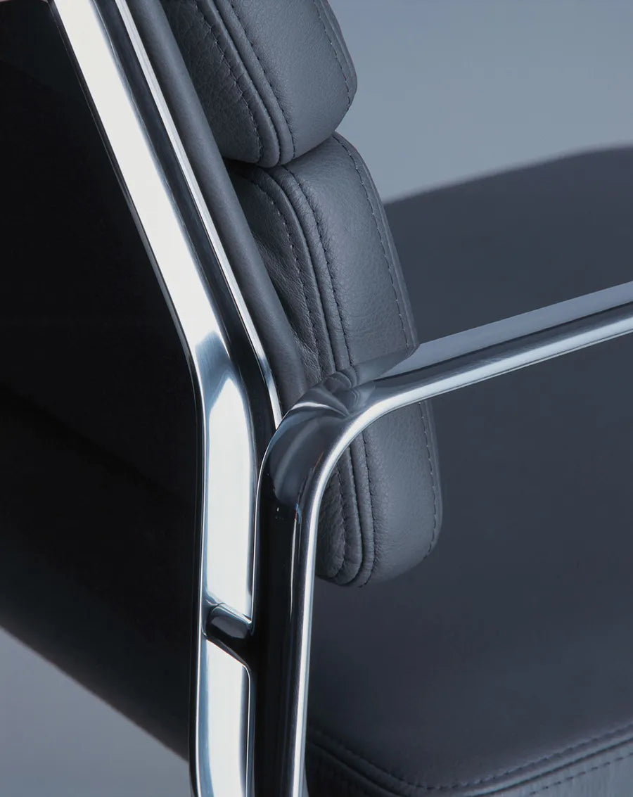 Soft Pad Chair EA 217 Kontorstol, sort læder/krom stel fra Vitra