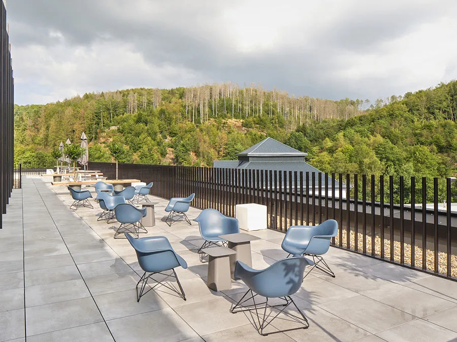 Eames Plastic Armchair LAR, sortlakeret fra Vitra