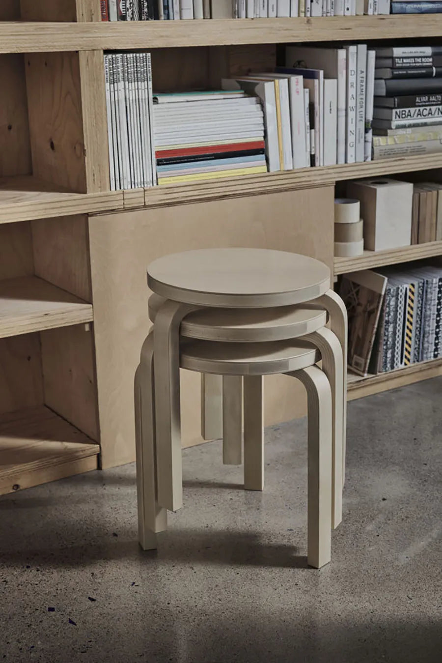 Stool 60, lakeret birk fra Artek