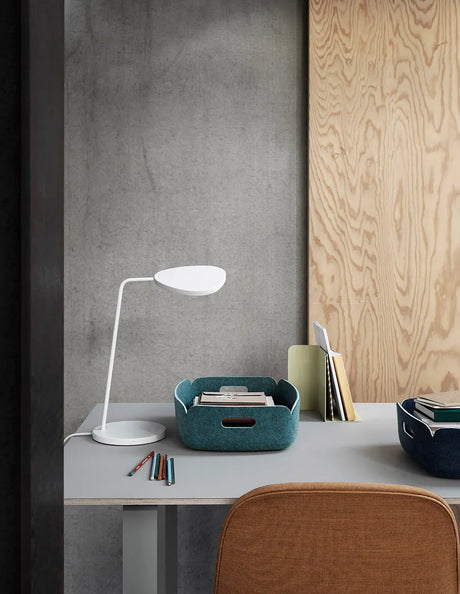 Leaf Table Lamp fra Muuto - White - Jacobsen Plus