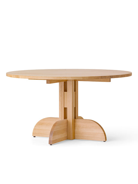 Audo Copenhagen - Puffin spisebord, Ø140 cm - Lakeret egefiner - Jacobsen Plus