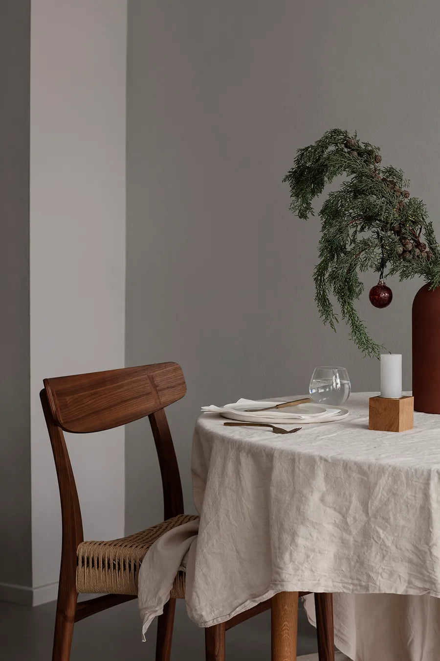 CH23 Spisestol, valnød olie af Hans J. Wegner