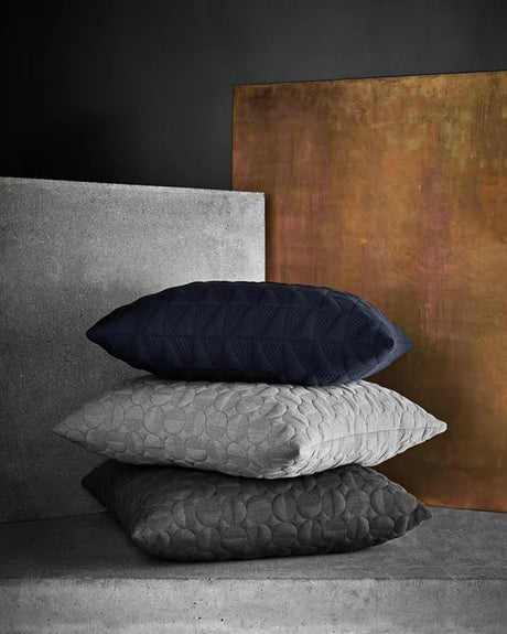 Trapez Pude 50x50 i midnight blue af Arne Jacobsen - 2 - Jacobsen Plus
