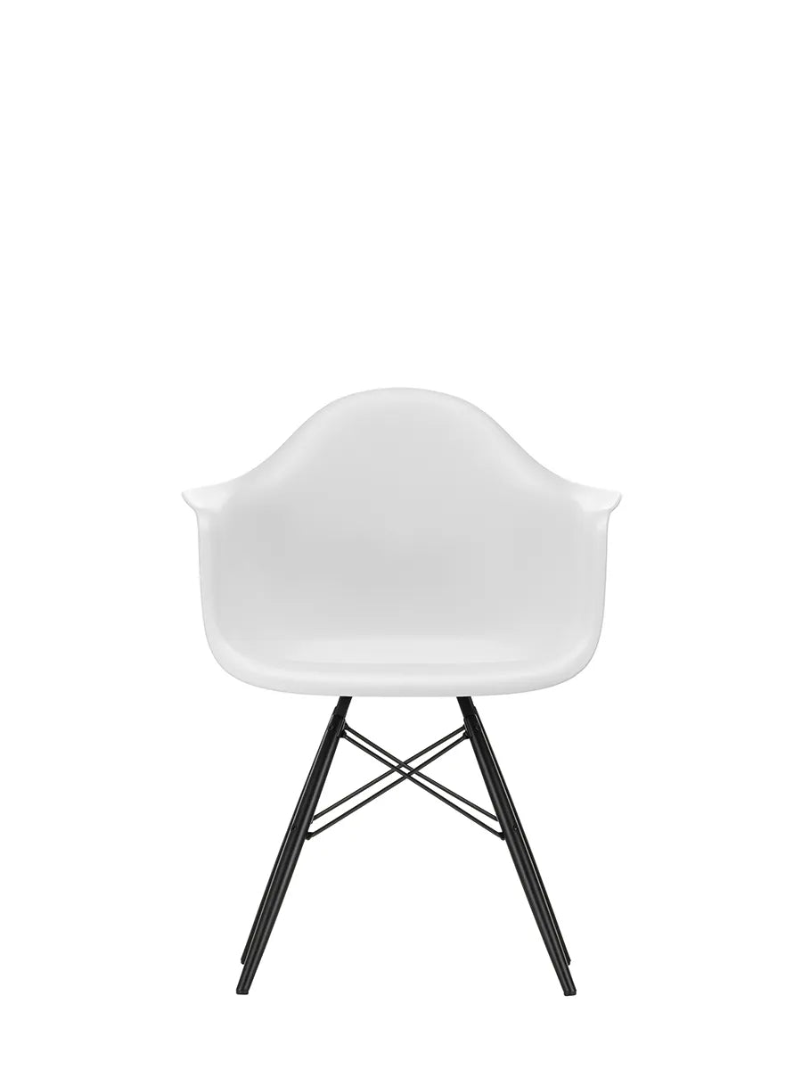 Eames Plastic Armchair DAW, sortlakeret ahorntræ fra Vitra - White - Jacobsen Plus
