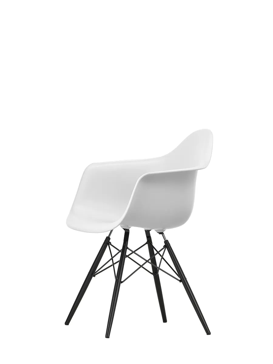 Eames Plastic Armchair DAW, sortlakeret ahorntræ fra Vitra