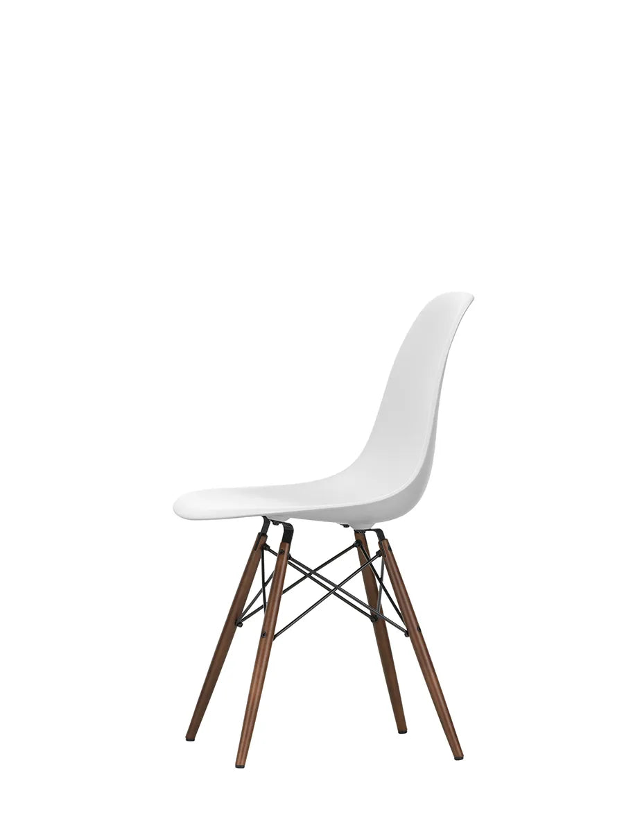 Eames Plastic Side Chair DSW, mørkbejdset ahorntræ fra Vitra