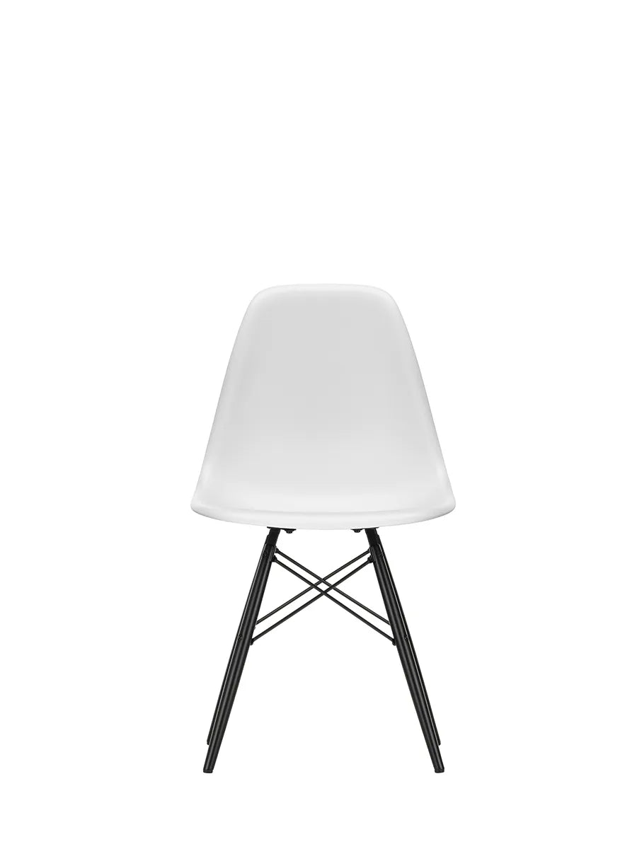 Eames Plastic Side Chair DSW, sortlakeret ahorntræ fra Vitra