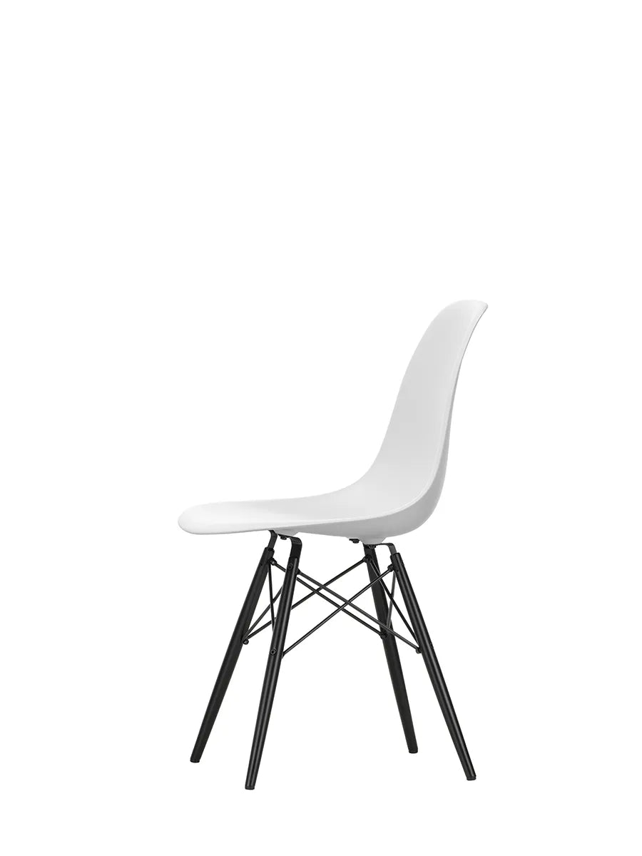Eames Plastic Side Chair DSW, sortlakeret ahorntræ fra Vitra