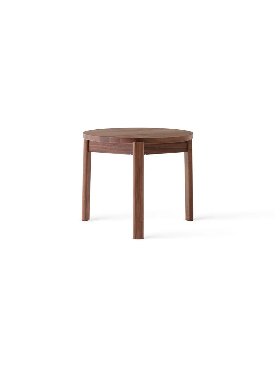 Passage Lounge Table, Ø50 cm fra Audo Copenhagen - Walnut - Jacobsen Plus