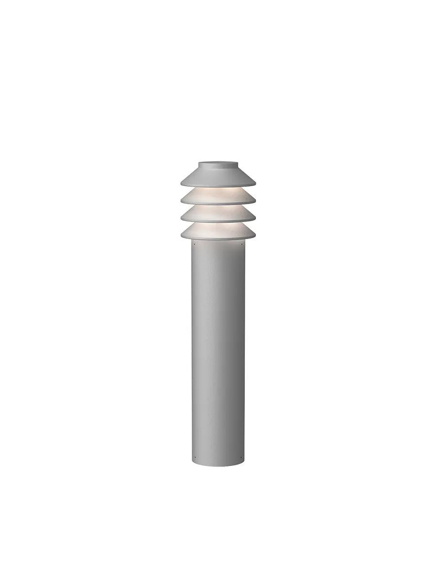 Bysted Garden Aluminium, Høj fra Louis Poulsen - Pullertmast med fodpanel u-adaptor / LED 2700K - Jacobsen Plus