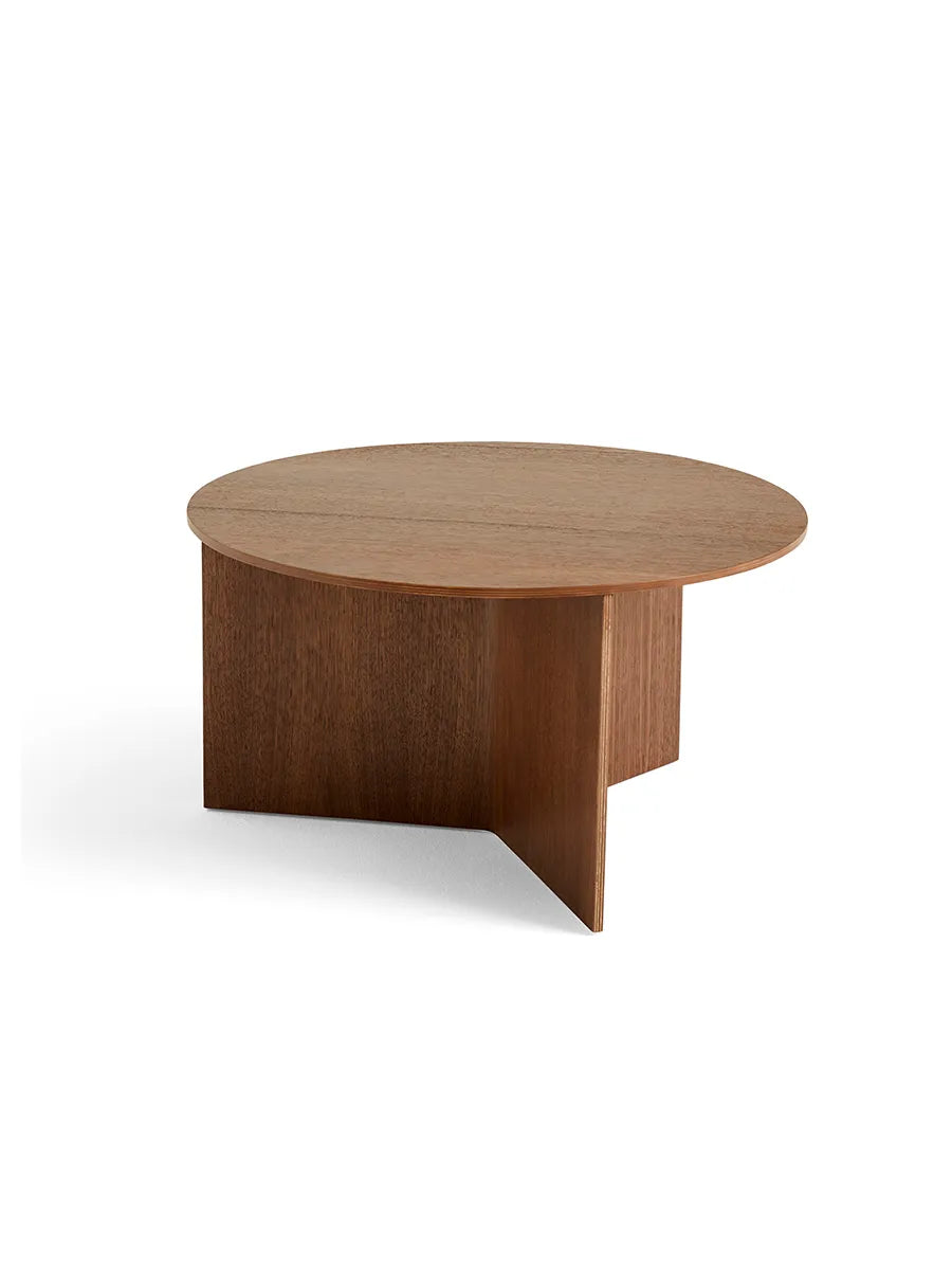 Slit borde i træ fra Hay - XL Round- Ø 65 x H 35,5 cm / Lakeret valnød - Jacobsen Plus