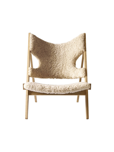 Knitting Lounge Chair, Sheepskin fra Audo Copenhagen - Sheepskin Nature - Natural Oak - Jacobsen Plus