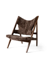Knitting Lounge Chair, Sheepskin fra Audo Copenhagen - Dark Stained Oak - Drake 20 - Jacobsen Plus