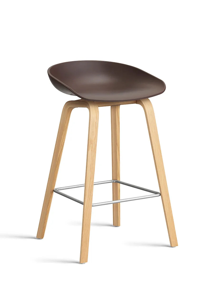 About a Stool AAS32 fra Hay - Lav - B 50 x D 43 x H 64-75 cm / Raisin / Lakeret eg - Jacobsen Plus