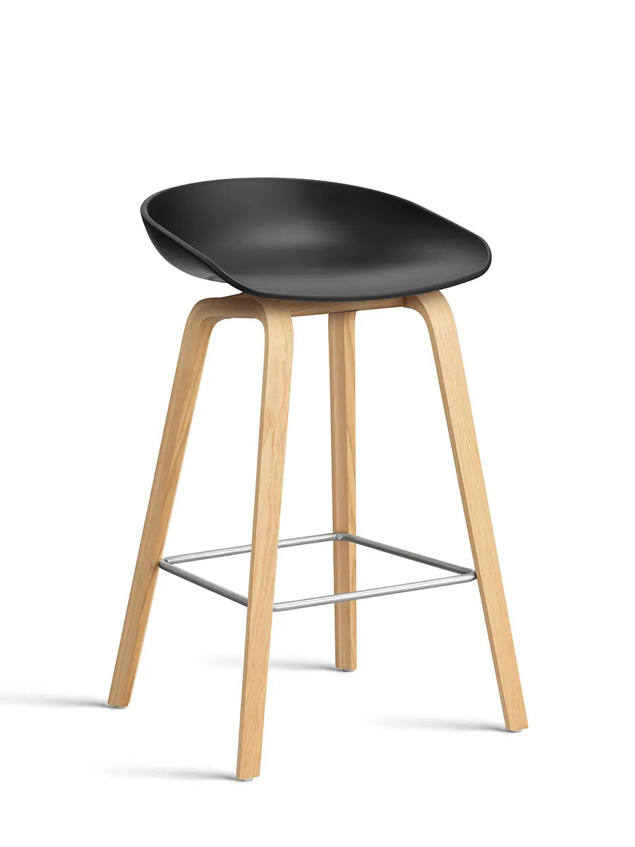 About a Stool AAS32 fra Hay - Lav - B 50 x D 43 x H 64-75 cm / Sort / Lakeret eg - Jacobsen Plus