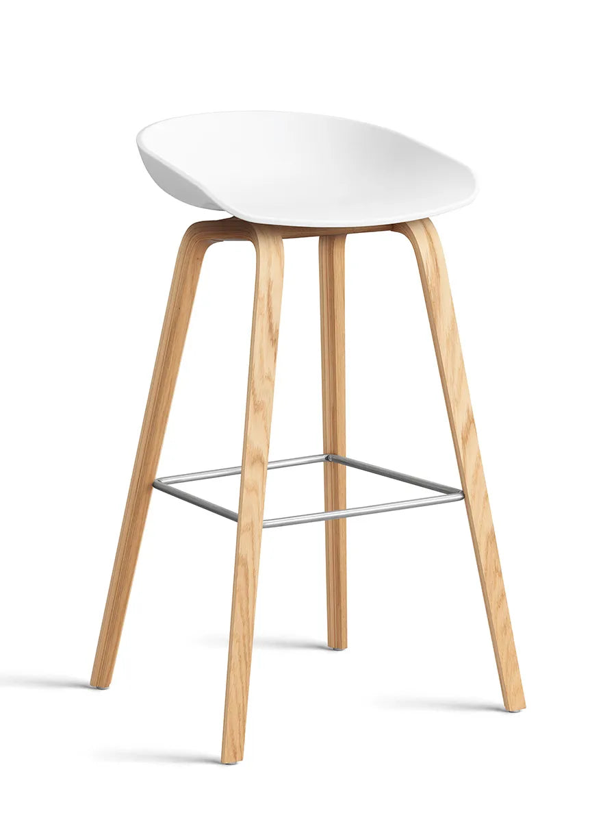 About a Stool AAS32 fra Hay - Høj - B 50 x D 46 x H 74-85 cm / Hvid / Lakeret eg - Jacobsen Plus
