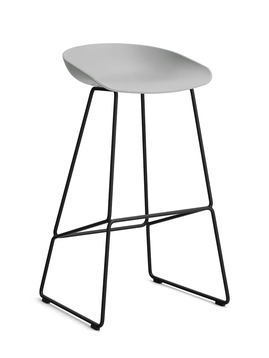  - Høj - B 50 x D 48 x H 75-86 cm / Concrete grey / Sort pulverlakeret stål - Jacobsen Plus