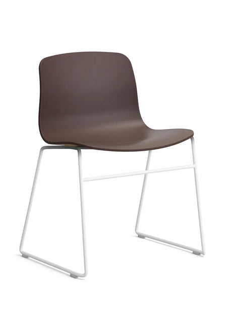 About a Chair AAC08 fra Hay - Raisin / Hvid pulverlakeret stål - Jacobsen Plus