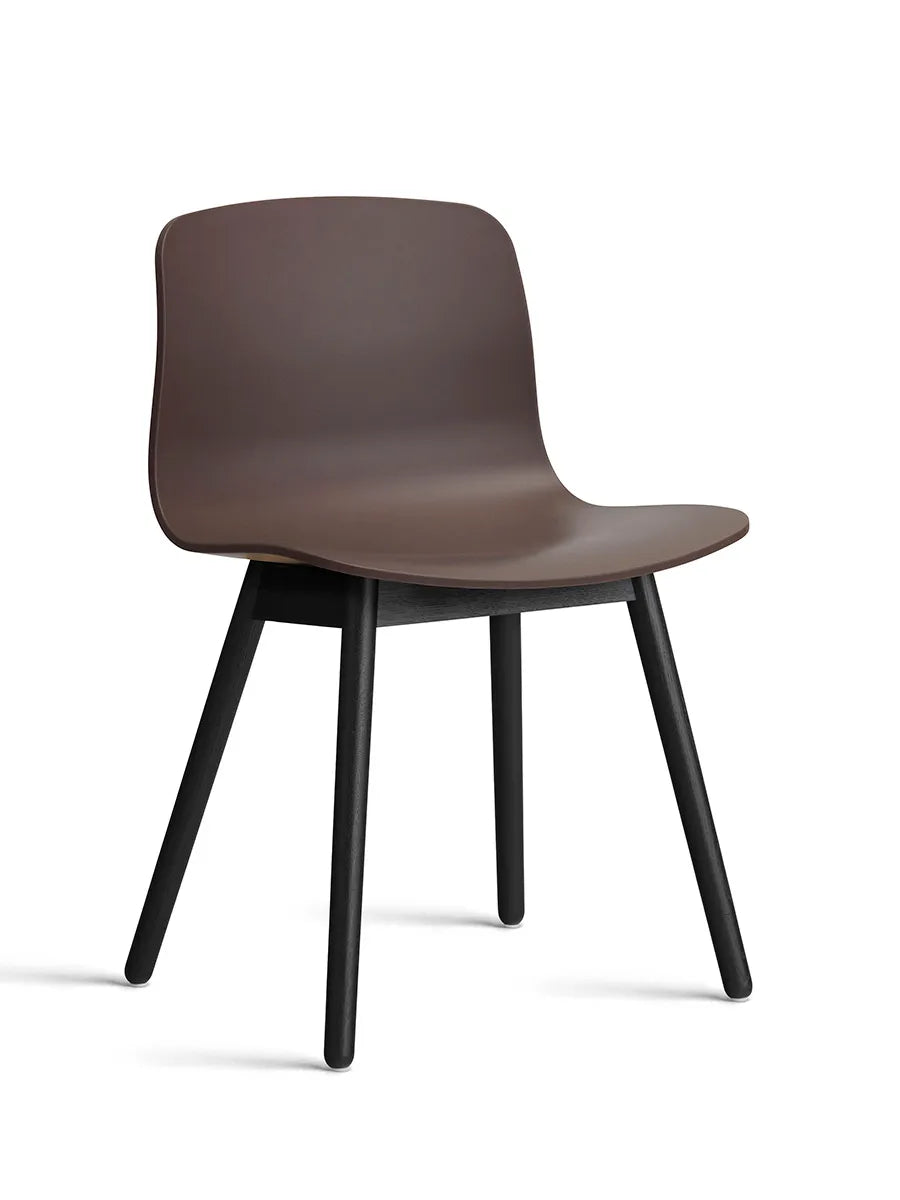 About a Chair AAC12 fra Hay - Raisin / Sortbejdset eg - Jacobsen Plus