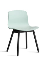 About a Chair AAC12 fra Hay - Dusty Mint / Sortbejdset eg - Jacobsen Plus