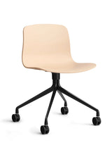 About a Chair AAC14 fra Hay - Pale Peach / Sort pulverlakeret aluminum - Jacobsen Plus