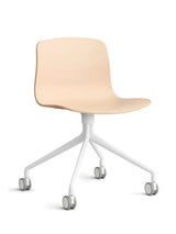 About a Chair AAC14 fra Hay - Pale Peach / Hvid pulverlakeret aluminium - Jacobsen Plus
