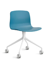 About a Chair AAC14 fra Hay - Azure Blue / Hvid pulverlakeret aluminium - Jacobsen Plus