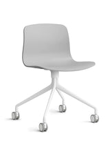 About a Chair AAC14 fra Hay - Concrete grey / Hvid pulverlakeret aluminium - Jacobsen Plus