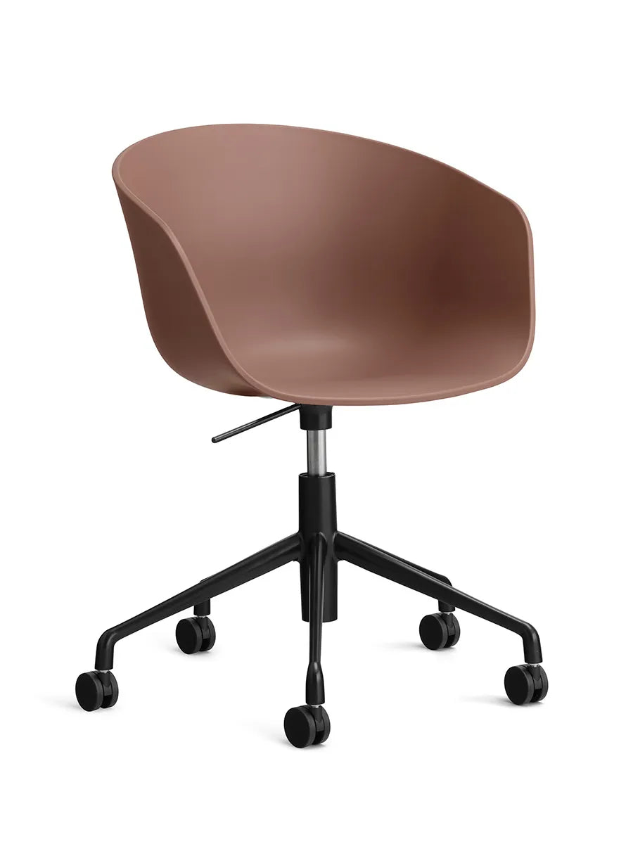About a Chair AAC52 fra Hay - Soft Brick / Sort pulverlakeret aluminum - Jacobsen Plus