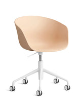 About a Chair AAC52 fra Hay - Pale Peach / Hvid pulverlakeret aluminium - Jacobsen Plus
