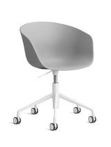 About a Chair AAC52 fra Hay - Concrete grey / Hvid pulverlakeret aluminium - Jacobsen Plus