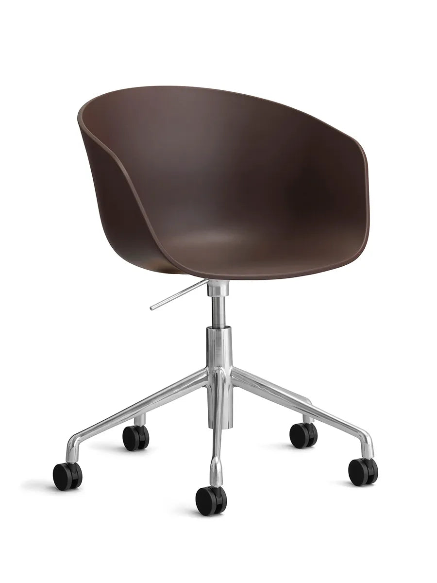 About a Chair AAC52 fra Hay - Raisin / Poleret aluminium - Jacobsen Plus