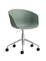 About a Chair AAC52 fra Hay - Fall Green / Poleret aluminium - Jacobsen Plus