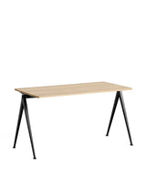 Pyramid 01 Bord fra Hay - Lakeret egetræ (mat lak) / Sort pulverlakeret stål / 140 x 65 cm - Jacobsen Plus