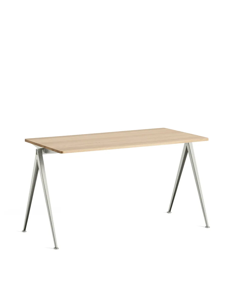 Pyramid 01 Bord fra Hay - Lakeret egetræ (mat lak) / Beige pulverlakeret stål / 140 x 65 cm - Jacobsen Plus