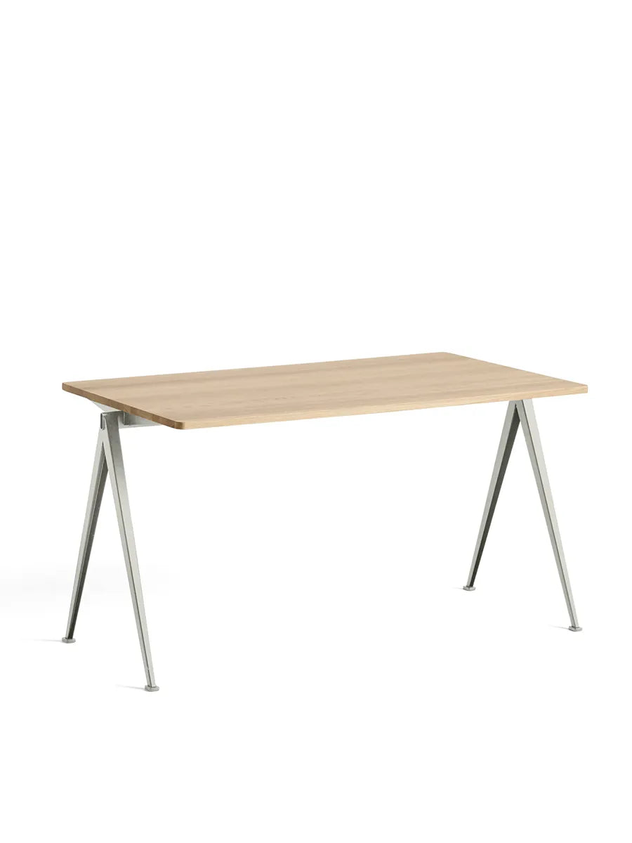 Pyramid 01 Bord fra Hay - Lakeret egetræ (mat lak) / Beige pulverlakeret stål / 140 x 75 cm - Jacobsen Plus