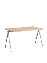 Pyramid 01 Bord fra Hay - Lakeret egetræ (mat lak) / Beige pulverlakeret stål / 140 x 75 cm - Jacobsen Plus