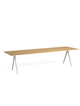 Pyramid 02 bord fra Hay - 300 x 85 cm / Beige pulverlakeret stål / Lakeret egetræ (klar lak) - Jacobsen Plus
