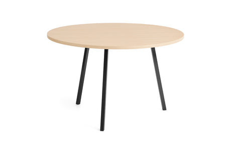 Loop Stand Round Table, Ø120 fra Hay - Lakeret eg / Black - Jacobsen Plus