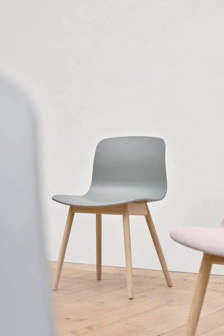 About a Chair AAC12 fra Hay - White / Lakeret eg - Jacobsen Plus