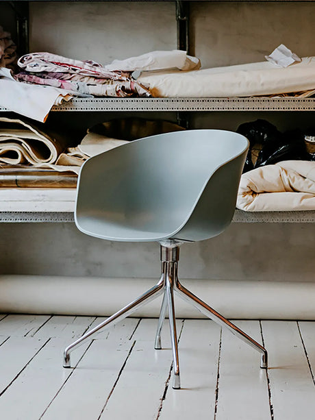 About a Chair AAC20 fra Hay - White / Sort pulverlakeret aluminum - Jacobsen Plus
