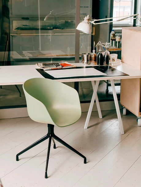 About a Chair AAC20 fra Hay - White / Sort pulverlakeret aluminum - Jacobsen Plus