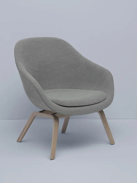About a Lounge Chair low AAL83 fra Hay - Steelcut / Lakeret eg - Jacobsen Plus