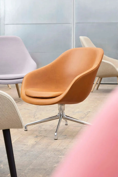 About a Lounge Chair low AAL81 fra Hay - Steelcut / Sort pulverlakeret aluminum - Jacobsen Plus