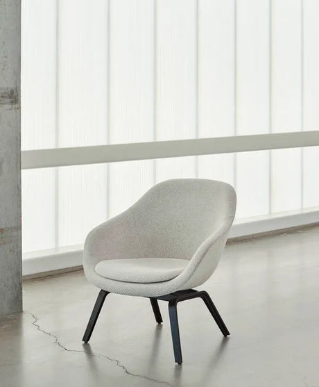 About a Lounge Chair low AAL83 fra Hay - Steelcut / Lakeret eg - Jacobsen Plus