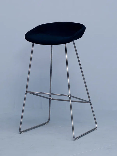 About a Stool AAS39 fra Hay - Lav - B 47 x D 45 x H 65-76 cm / Steelcut / Sort pulverlakeret stål - Jacobsen Plus